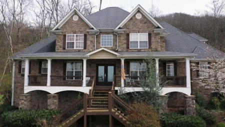 Maci Bookout lives with her family in a $625,000-worth mansion in&nbsp;Ooltewah, Tennessee.